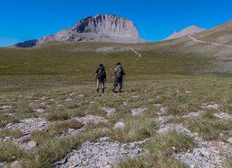 2-hikers-standing-at-the-hill-of-olympus-mountain